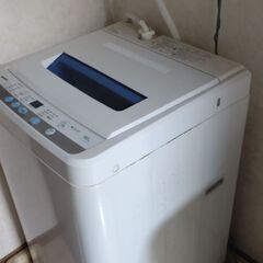 洗濯機と家具調コタツ、冷蔵庫の画像