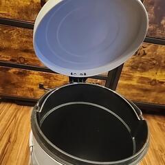 ペダル開閉式ゴミ箱の画像
