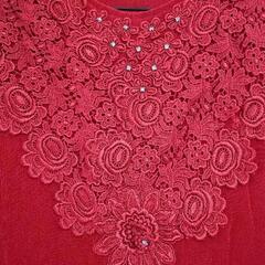 赤い刺繍付き長袖トップスの画像