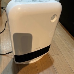 セラミックヒーター 在庫限り ダイヤル式 小型 ヒーター 人感センサー 卓上 電気ファンヒーター 即暖 足元 ヒーター おしゃれ リビング 脱衣所  暖房器具