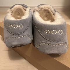 【新品未使用】UGG ライトグレー モカシンの画像