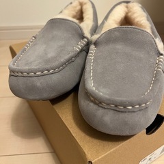 【新品未使用】UGG ライトグレー モカシンの画像