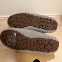 【新品未使用】UGG ライトグレー モカシンの画像