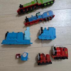トーマス1〜5番まで勢揃い★ハッピーセットやプルバックカーなどの画像