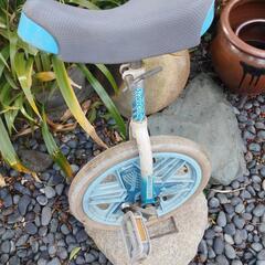 まだ受付中です。無料です。パンクしている一輪車。の画像
