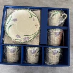 チューリップ柄のRoberta Viviani製食器セットの画像