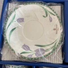チューリップ柄のRoberta Viviani製食器セットの画像