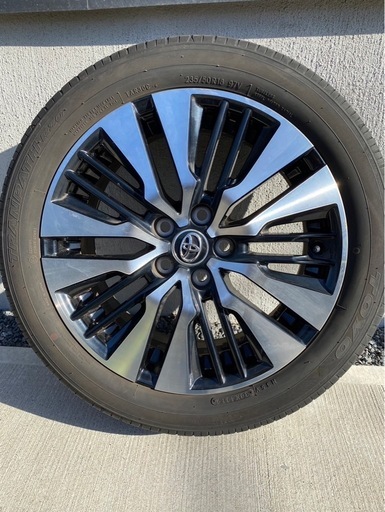 トヨタ　アルファード　純正タイヤ