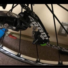 BASSO × SRAM REDグリーンモデル