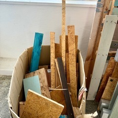 DIYに使える様々な色や長さの木材の画像