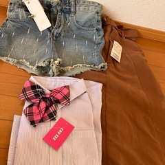 リボンシャツ、短パン、スカート
