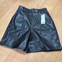 新品
フェイクレザーショートパンツ 