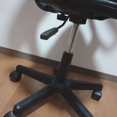 椅子　デスクチェア　黒　山善製　肘置き付きの画像