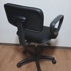 椅子　デスクチェア　黒　山善製　肘置き付きの画像