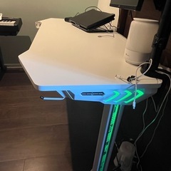 ゲーミングデスク
の画像