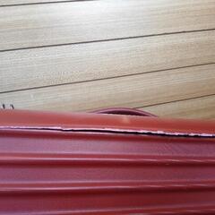 割れたキャリーケースの画像