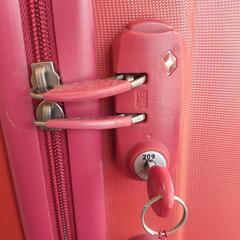 割れたキャリーケースの画像