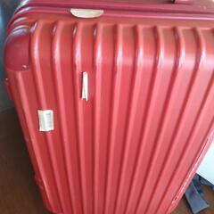 割れたキャリーケースの画像