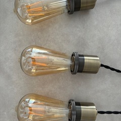 ペンダントライト×3裸電球　カフェ風の画像