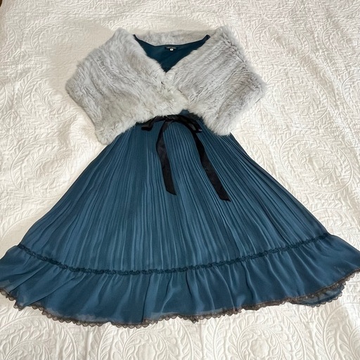 グリーンカラープリーツワンピースにファー付き 謝恩会や結婚式やパーティーなどに‼️