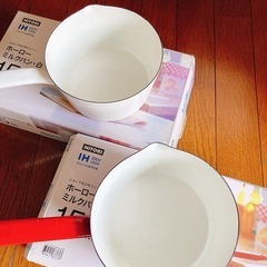 ニトリ　ホーロー鍋　白と赤２つセット　１つ350円　ハンドメイド用　キャンドル用の画像