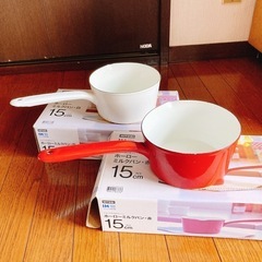 ニトリ　ホーロー鍋　白と赤２つセット　１つ350円　ハンドメイド用　キャンドル用の画像