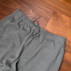 ZARA メンズ 緑グレー スラックス ゴムドローコード付きの画像