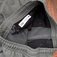 ZARA メンズ 緑グレー スラックス ゴムドローコード付きの画像