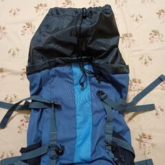 青色バックパックの画像