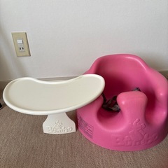 【お譲りします】Bumbo バンボ ピンク　ベビーチェアテーブル付きの画像