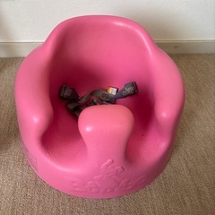 【お譲りします】Bumbo バンボ ピンク　ベビーチェアテーブル付きの画像