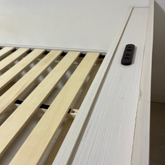 アイリスプラザ ベッドフレーム 棚付き 2口コンセント 3段階 高さ調整 すのこベッド シングル ホワイト TKSB-Sの画像