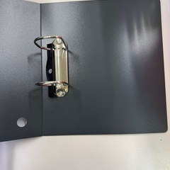 【一部破損あり】リング式ファイル ホワイト ブラック A4対応の画像