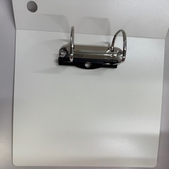 【一部破損あり】リング式ファイル ホワイト ブラック A4対応の画像