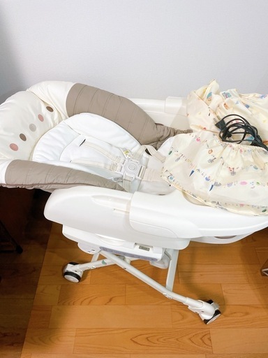 Combi コンビ ネムリラAT オートスウィング 電動バウンサー　ハイローラック（サンリオの離乳食カバー付き）