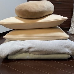 座布団、枕、毛布、薄掛け布団
