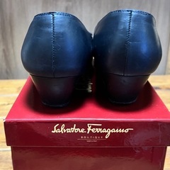フェラガモ　23.5 Ferragamo パンプス　ヴァラ 6 1/2ネイビー　革の画像