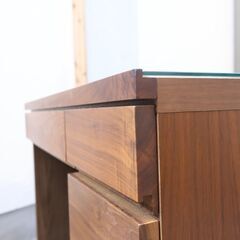 TAKANO MOKKOU(高野木工)のLECCE/レッチェ ウォールナット材 ドレッサー。シンプルなデザインが素材の魅力を引き立て、温もりのある落ち着いた印象を与える鏡台。フライミー/IDC大塚家具の画像