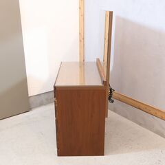 TAKANO MOKKOU(高野木工)のLECCE/レッチェ ウォールナット材 ドレッサー。シンプルなデザインが素材の魅力を引き立て、温もりのある落ち着いた印象を与える鏡台。フライミー/IDC大塚家具の画像