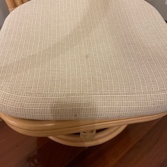 藤のイスの画像