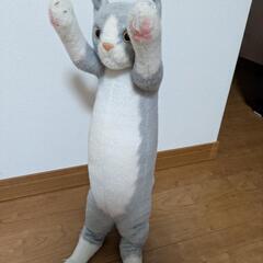 立ち上がる猫ぬいぐるみの画像