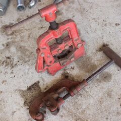 お写真の大量の配管材料と道具を全部まとめての出品です。（写真の品が全てになります。新品や中古品が色々です。）の画像