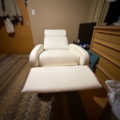 【期間限定大幅値下げ！】 ⭐︎ほぼ新品未使用⭐︎リクライニングチェア　ホワイトの画像