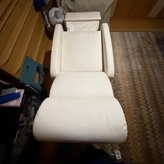 【期間限定大幅値下げ！】 ⭐︎ほぼ新品未使用⭐︎リクライニングチェア　ホワイトの画像