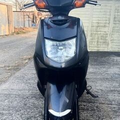優れたエンジン。ヤマハ シグナス 125 (SE12J)。フロン...