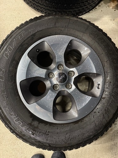タイヤホイール付き　
255/70R18