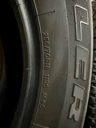 タイヤ　255/70R18