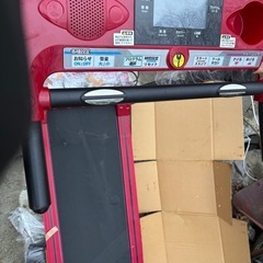 赤いトレッドミル デジタル表示の画像