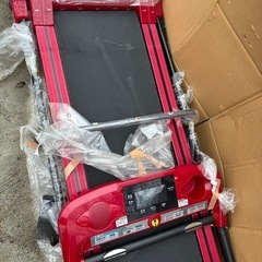 赤いトレッドミル デジタル表示の画像