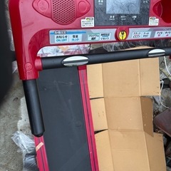 赤いトレッドミル デジタル表示の画像